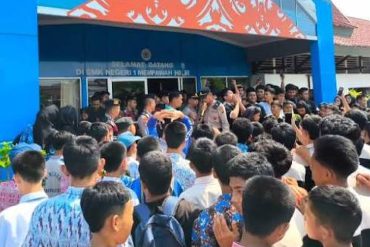 Ratusan Siswa SMKN 1 Mempawah Hilir Demo Buntut Video Viral Guru Pengajar, Diduga Terlibat Perselingkuhan!