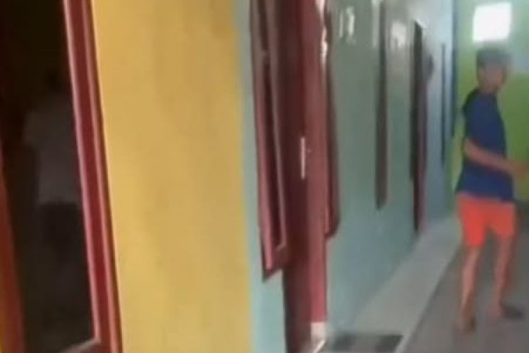 Kronologi Lengkap Video Viral Penggerebekan Kamar Kos Mojoagung Jombang oleh Istri Sah dan Anaknya, Picu Kemarahan Warga