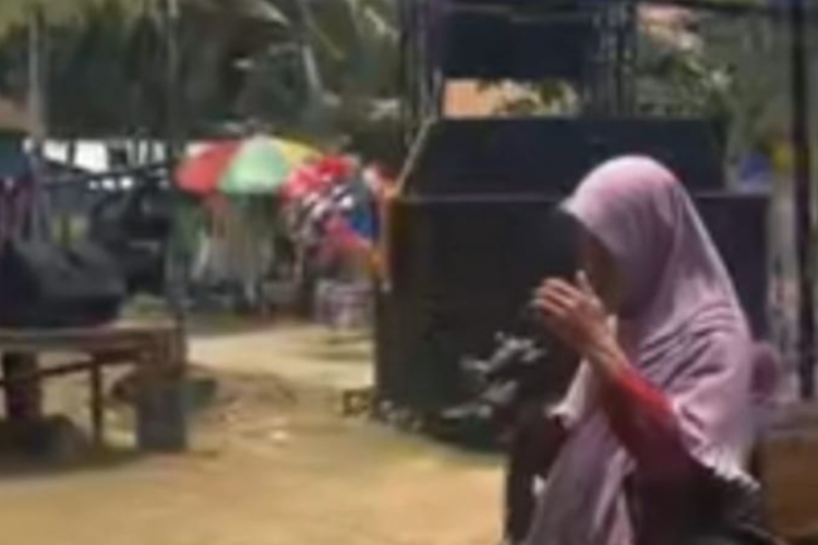 Link Video Nenek Fotografer Resepsi Pernikahan di Lampung Viral TikTok, Aksinya Bikin Kagum Warganet