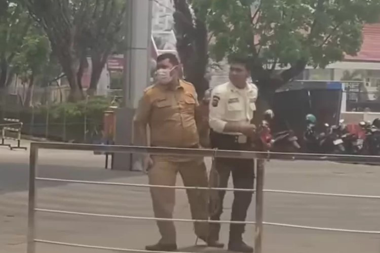 ASN Palembang Viral Terekam Cekcok Dengan Security Gara-Gara Ditegur Parkir Sembarangan: Malah Ngajak Ribut 