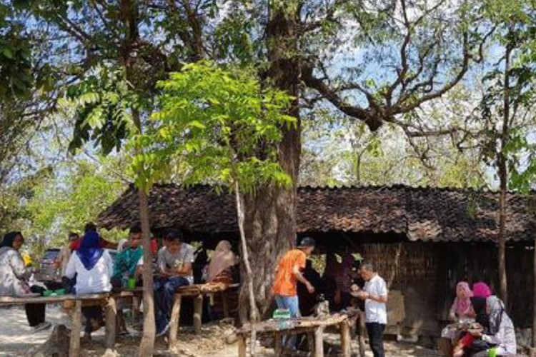 Harga Menu dan Lokasi Warung Semok Iwak Gloso Mbak Sumi yang Viral Jadi Spot Ngadem di Tengah Hutan 