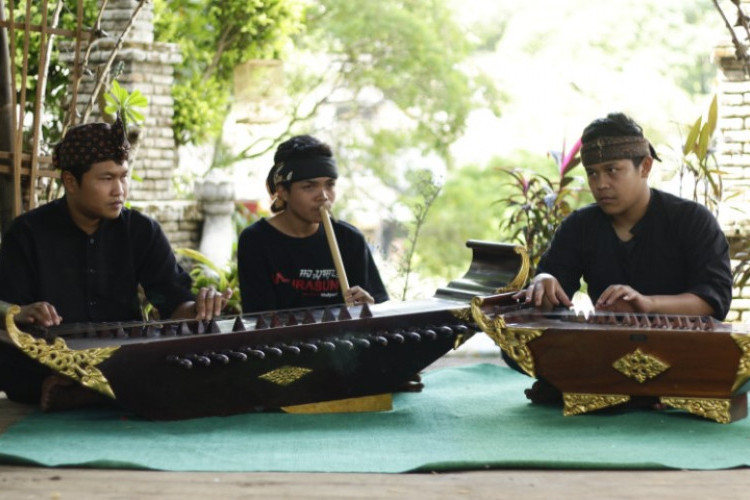 Kumpulan Contoh Pupuh Asmarandana, Berikan Gambaran Cinta Kasih Sayang yang Tulus