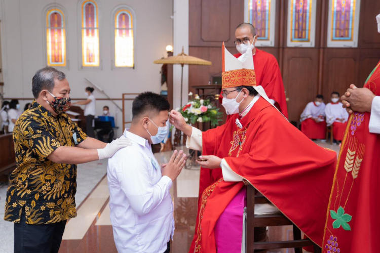 Mengenal Sakramen Krisma Pada Iman Katolik, Sebuah Tradisi dalam Gereja