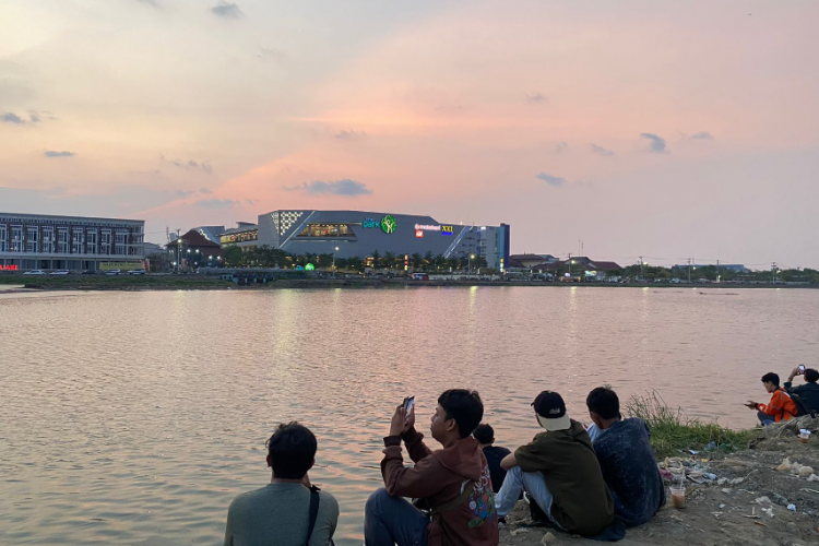 Tepi Sungai Banjir Kanal Barat jadi Destinasi Tempat Nongkrong Baru, Sajikan Pemandangan Sunset Menakjubkan