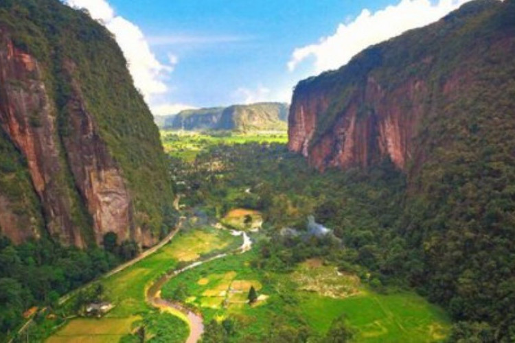 Pesona Menakjubkan Lembah Harau Sumatera, Tawarkan Pesona Alam yang Memikat!