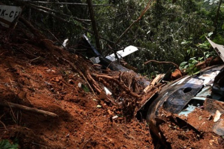 Helikopter PK-CFX Jatuh di Sekadau, Tim SAR Lakukan Evakuasi Tak Ada Korban Selamat!