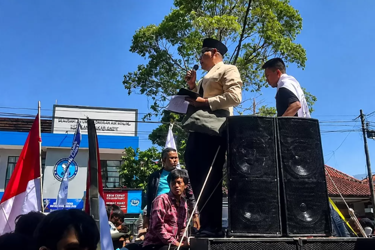 VIRAL! Video MBG Garut Jadi Bahan Cibiran Netizen Usai Kaitkan Program Makan Bergizi Gratis dengan Surah Al-Baqarah!