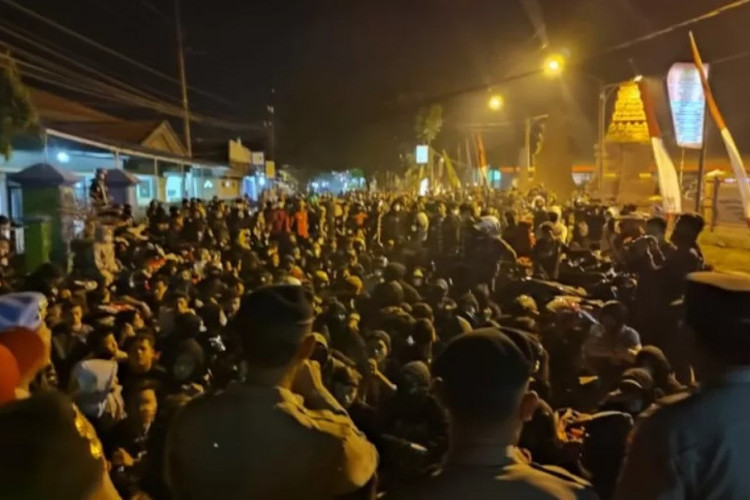 Ratusan Pesilat Demo di Polres Mojokerto Hingga Serang Warkop, Lukai 2 Orang Hingga Jarah Isi Warung!