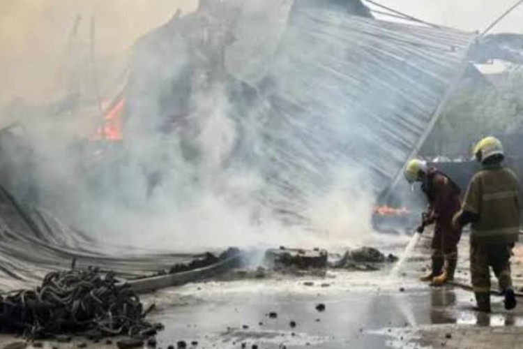 UPDATE! BPBD Kerahkan Puluhan Petugas dan Armada Demi Padamkan Kebakaran Pabrik Batuceper
