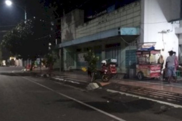 10 Pap Jalan Saat Malam Hari, Biar Kelihatan Keluar Rumah Kayak yang Lain!