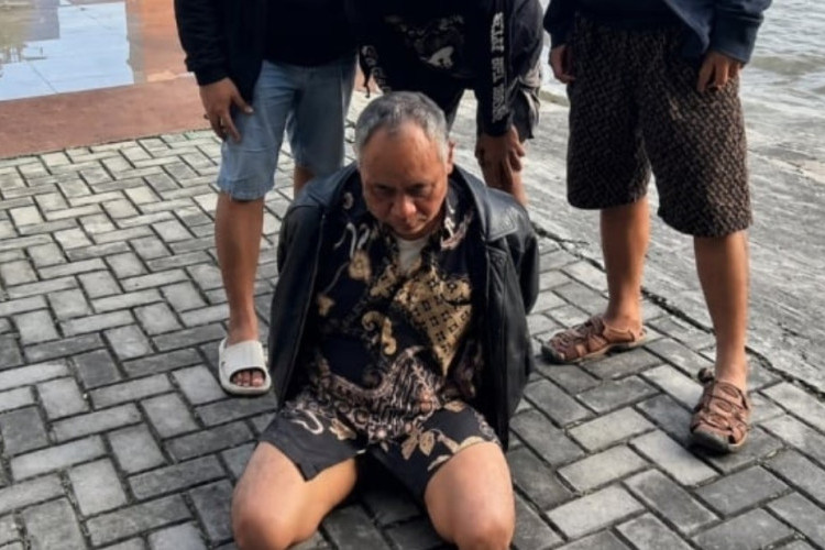 Tampang Kiai Ndolo Kusumo Pelaku Pencabulan Setelah Diringkus Viral, Duduk di Aspal Tuai Kecaman!