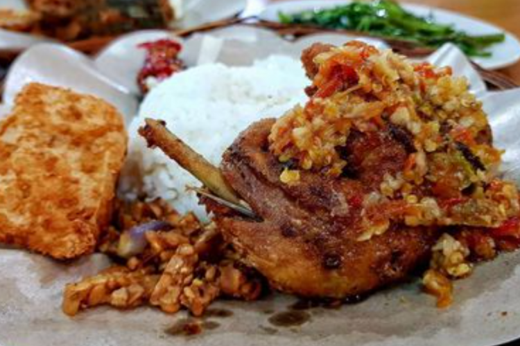Daftar Harga Menu Ayam Penyet Surabaya, Sumber Cirebon Terbaru 2023, Kuliner Populer Khas Indonesia