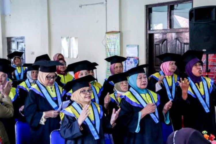 Wisuda Sekolah Lansia Semarang Lepaskan 215 Siswa, Langsung Dilakukan Oleh Bupati