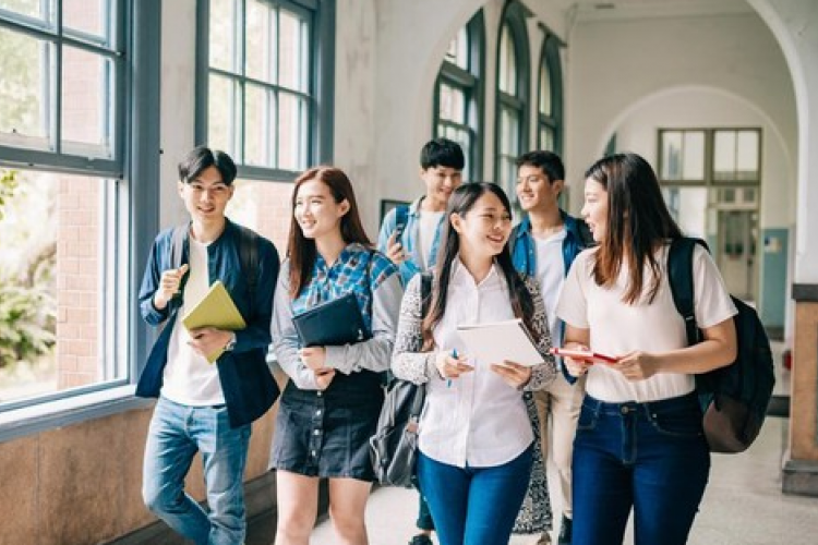 Perbedaan Kelas Karyawan Dan Kelas Reguler Adalah? : Perbedaan Jam Kuliah Hingga Metode Pembelajaran