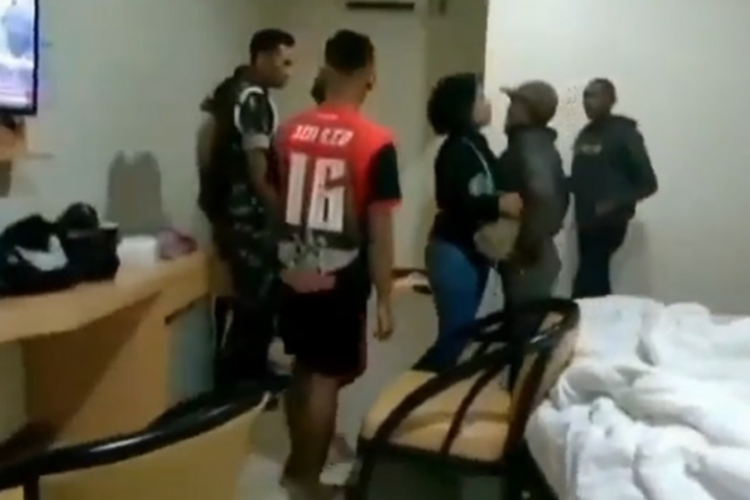 Geger! Video Viral Istri Babinsa Mesum di Kamar Hotel Jayapura, Ternyata Berselingkuh dengan Junior Sendiri