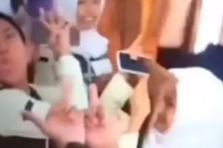 Link Video Viral Siswa SMAN 1 Purwakarta Acungkan Jari Tengah ke Guru: Akhirnya Diberi Sanksi Skorsing 19 Hari