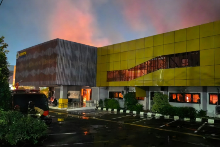 Diduga Bermula dari Ledakan, Kantor BPN Karawang Kebakaran Rabu Malam