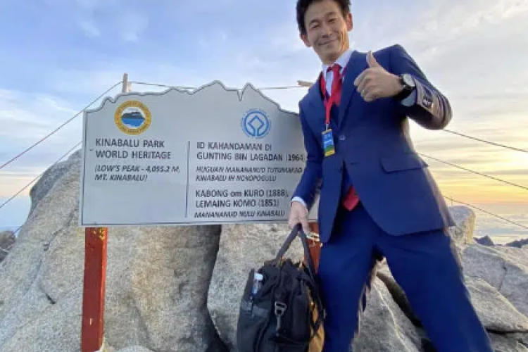 Viral Tiktok Pria Asal Jepang Mendaki Puncak Gunung Kinabalu Pakai Setelan Jas dan Sepatu Yang Menarik Perhatian Netizen