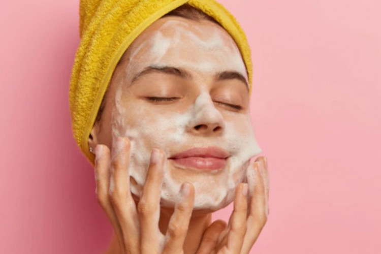 Jenis Facial Wash Yang Sesuai Dengan Tipe Kulit Wajah, Jangan Sampai Salah Ambil Produk!