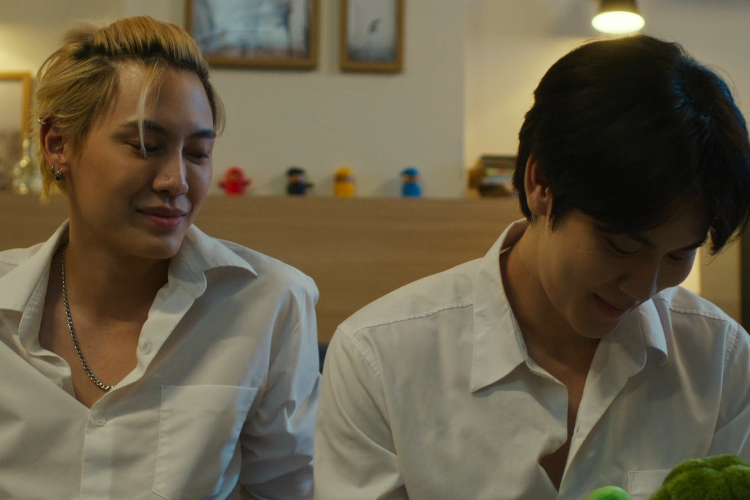 Bocoran Drama BL Thailand Between Us Episode 12 Win Nyanyikan Lagu Romantis di Pinggir Pantai Untuk Tim 