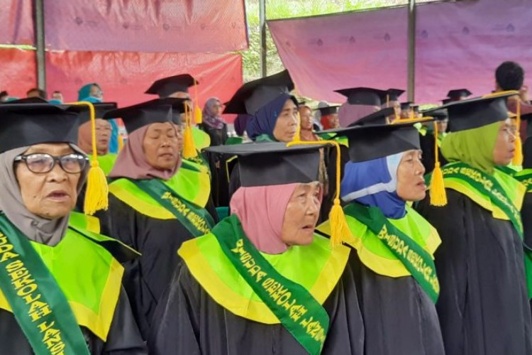 Sekolah Lanjut Usia Semarang Wisuda Ratusan Siswa, Bupati Berharap Para Lulusan Lebih Optimis Hadapi Kehidupan 