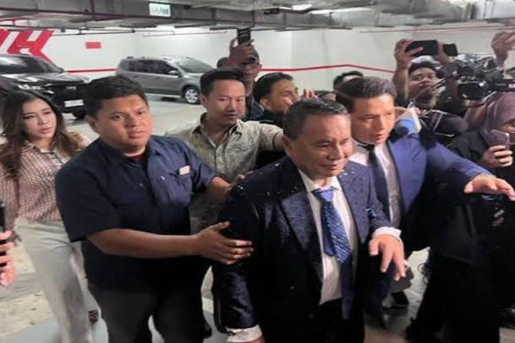 Hotman Paris Dampingi Febrie Adriansyah di Pemeriksaan Kejagung, Sebut Kini Resmi jadi Pengacaran Eks Jampidsus!