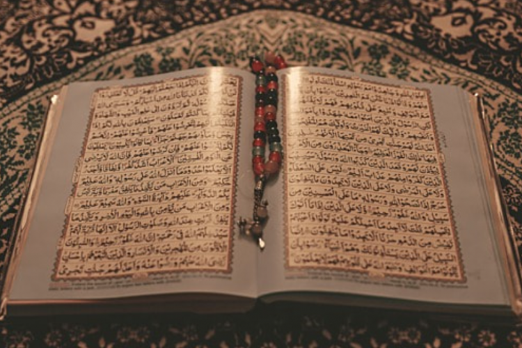 Teks MC dan Susunan Acara Khataman Al-Qur'an yang Baik dan Benar