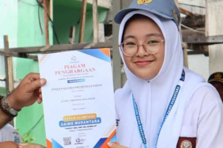 Keren! Siswa SMAN 4 Jember Raih Juara 1 di Olimpiade Bahasa Inggris Pada Pekan Olimpiade Sains Nusantara 2023