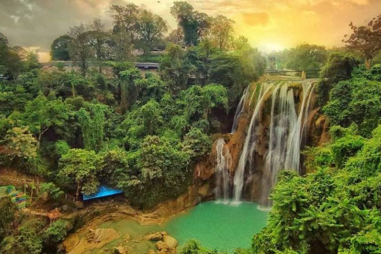 Wisata Air Terjun Nglirip Tuban: Jam Operasional, HTM, Fasilitas, Daya Tarik, Hingga Sejarahnya 