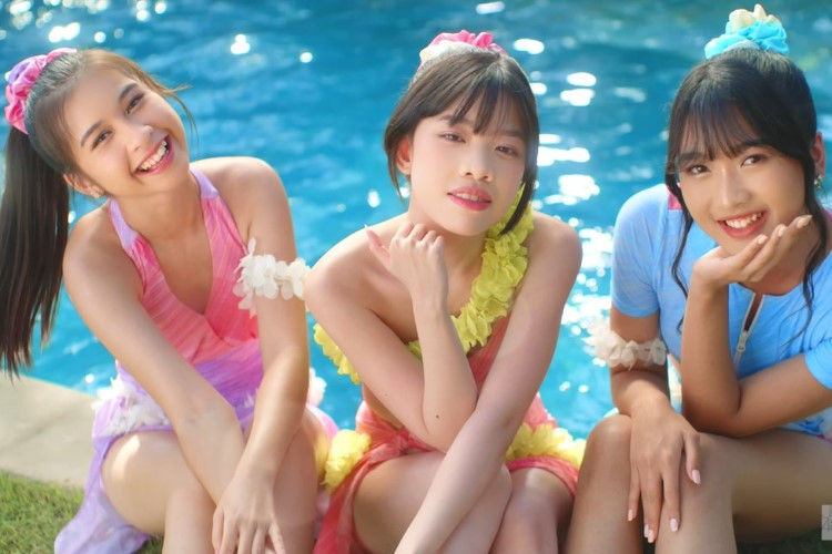 5 Potret JKT48 yang Tampil Fresh Pakai Bikini di MV Baru Lagu Ponytail dan Shu Shu Dengan 20 Member