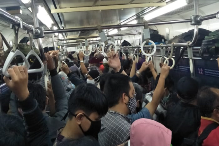 Sesak! Jam Sibuk KRL Tahun 2023 yang Wajib Kamu Hindari Kalau Sedang Jalan-Jalan atau Liburan Naik Kereta 