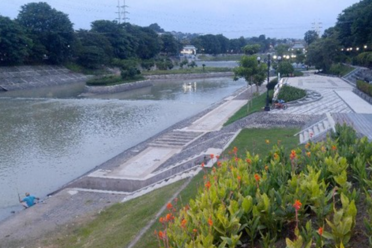 Tempat Nongkrong Viral! Tepi Sungai Banjir Kanal Barat Semarang Kini Ramai Dikunjungi Kawula Muda