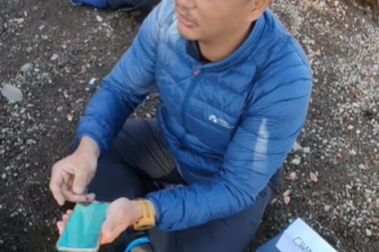 Viral Pria Asal Cianjur Buka Jasa Charger HP di Puncak Gunung Gede, Pasang Tarif Cuma Segini!