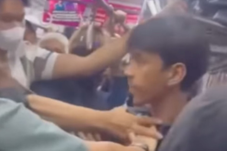 Dua Pria Cekcok di KRL Jakarta-Bogor Bikin Heboh, Diduga Karena Pelecehan!