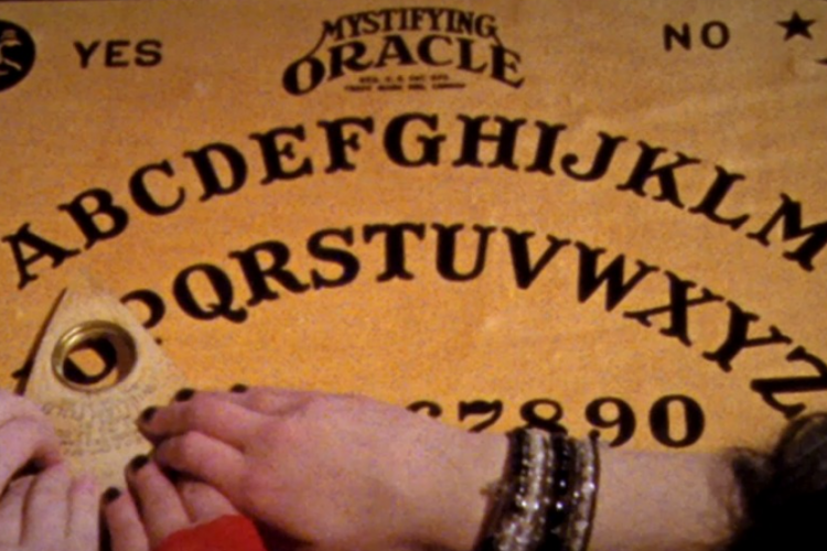 Cara Main Game Papan Ouija Sesuai Aturan dengan Baik dan Benar, Siap-Siap Dibuat Merinding!