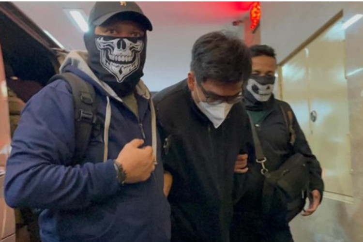 Bareskrim Polri Tangkap 2 Anak dan Istri Bandar Narkoba Ko Erwin, Tangan Diborgol dengan Kepala Tertunduk!