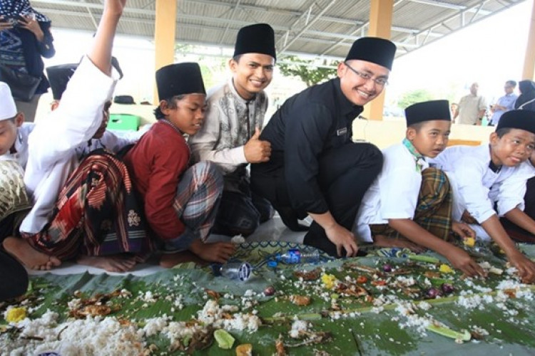 Arti Bahasa Sunda Laer Gado, Bermakna Kiasan Dengan Maksud Minta Makanan Orang