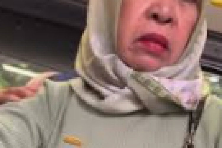Bikin Heboh! Insiden Ibu-Ibu Minta Kursi di TransJakarta Bikin Netizen Panas, Simak Kronologinya