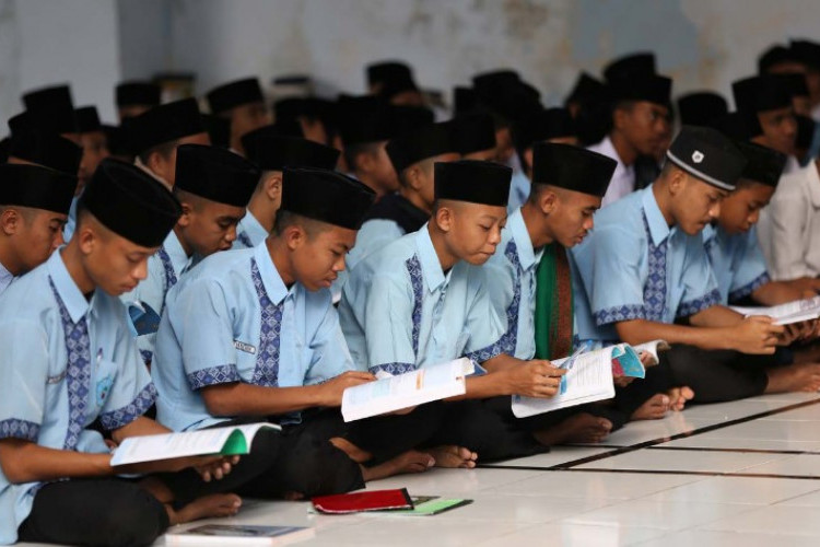 Contoh Kultum Tentang Menuntut Ilmu Setinggi Mungkin, Cocok Untuk Ceramah Pondok Ramadhan