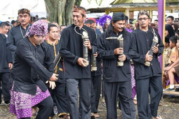 Pengertian Kecap Rajekan Dwipurwa Dalam Bahasa Sunda, Masuk Pada Pengulangan Kata atau Reduplikasi