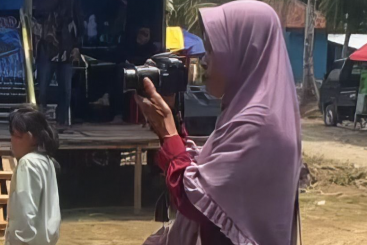 Viral! Nenek-Nenek Jadi Fotografer Resepsi Pernikahan di Lampung, Warganet: Wow, Sehat-Sehat Ibu