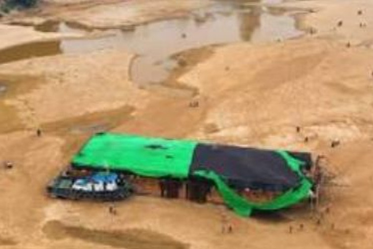 Dampak Kemarau Ekstrem, Sungai Kapuas Kalimantan Barat Mengering hingga Kapal Tongkang Kandas dan Sulit Berlayar