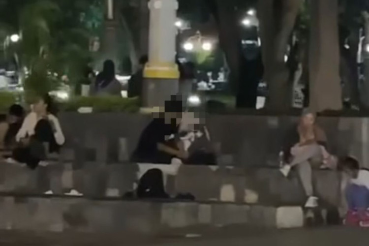 Video Dua Sejoli Mesum di Bundaran GKB Gresik Viral, Tuai Kecaman Hingga Ramai jadi Buruan!