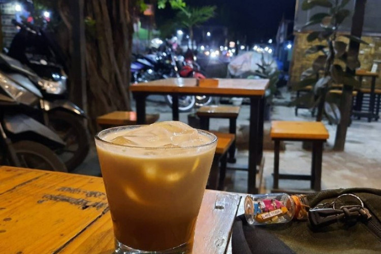 PAP Lagi Nongkrong di Cafe Saat Malam Hari, Bikin Laporan Kabar Tanpa Perlu Ribet!