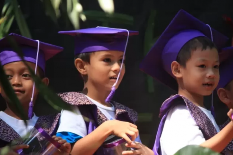 Rekomendasi Desain Spanduk Anak TK Wisuda Kekinian dan Paling Baru 2023, Bikin Acara Makin Meriah