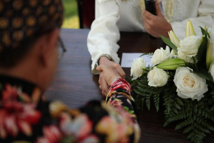 Apa Hukum Islam Jika Ayah Kandung Tidak Mau Menjadi Wali Nikah? Ini Dia Dalil Sahnya!