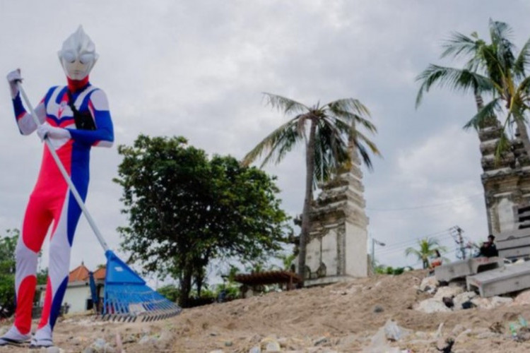 Ultraman Jepang Membersihkan Sampah di Pantai Bali, Inilah Sosok Dibalik Kostum yang Viral Tersebut