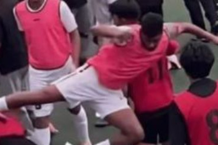 Fadly Alberto Hengga Minta Maaf Usai Lakukan Tendangan Kungfu di Laga EPA U-20, Kini Terancam Mendapatkan Saksi Berat!