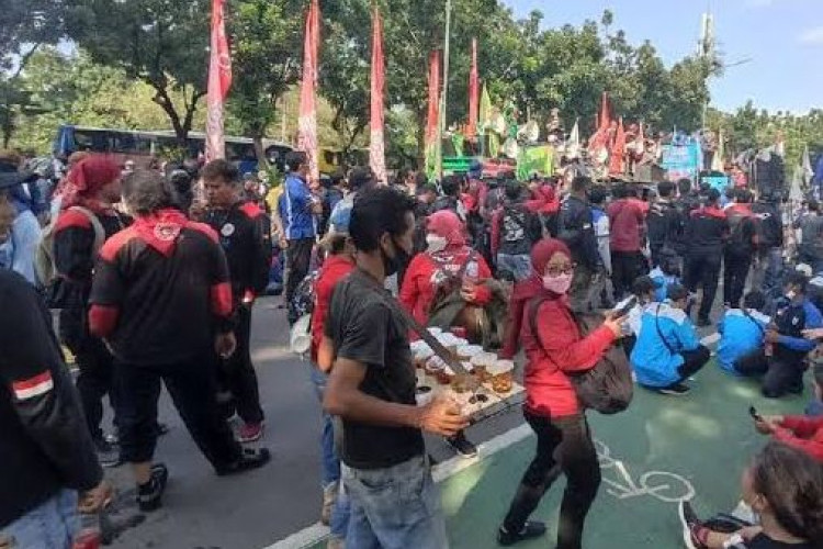 Demo Hari Ini 27 Agustus: Ribuan Massa Kepung DPR Desak Pengesahan RUU Perampasan Aset