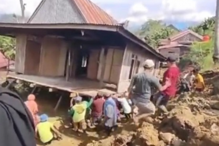 Video Rumah Panggung Roboh di Enrekang Sulsel Viral di Tiktok, 5 Orang Warga Luka-Luka